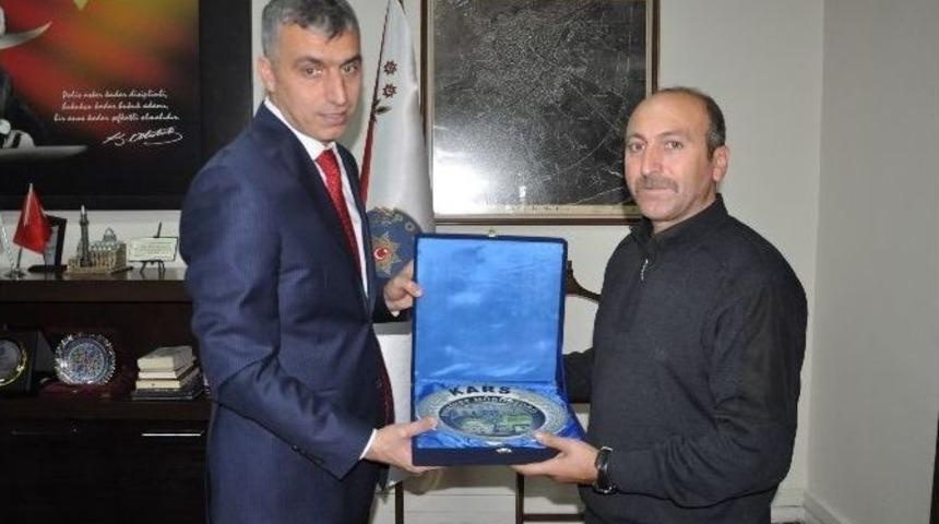Kars Emniyet M&uuml;d&uuml;r&uuml; Başarılı Gazetecileri Plaketle &Ouml;d&uuml;llendirdi