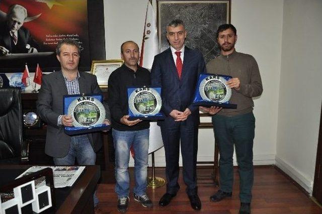 Kars Emniyet Müdürü Başarılı Gazetecileri Plaketle Ödüllendirdi