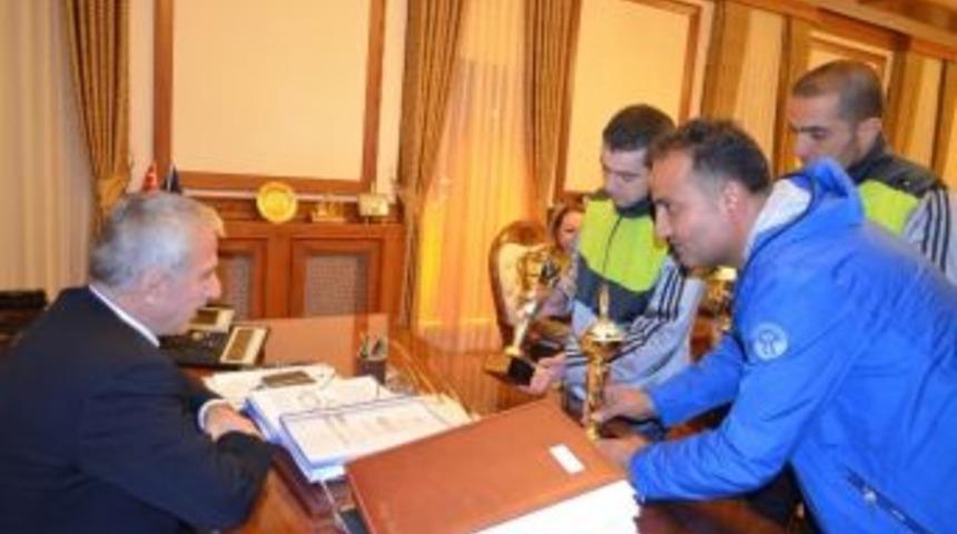 &Ouml;zel Sporcular, Vali Kam&ccedil;ı&rsquo;yı Ziyaret Etti