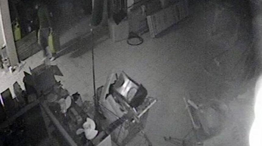 G&uuml;nd&uuml;z M&uuml;şteri Gibi Geldi Gece İş Yerini Soydu