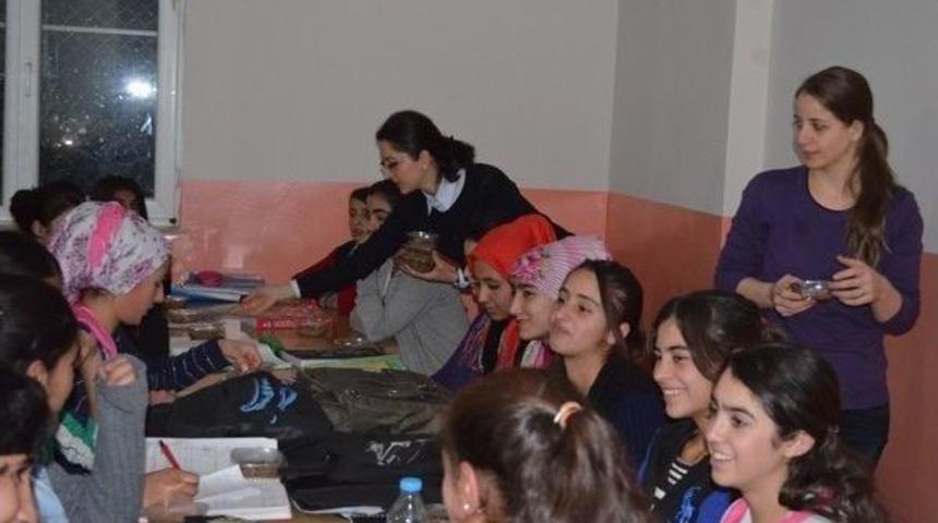 &Ouml;zalp&rsquo;ta Kız &Ouml;ğrencilerimize Aşure İkram Edildi