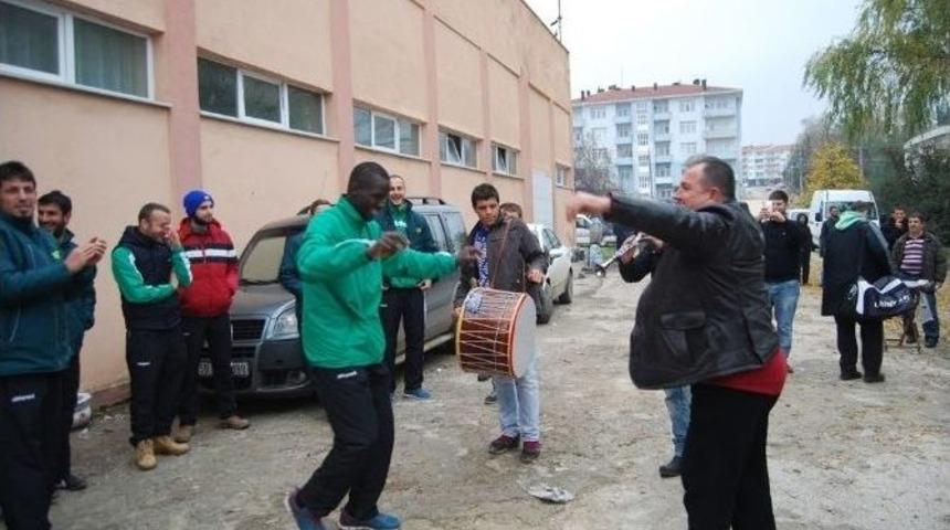 Belediye Başkan Yardımcıları Galibiyet Sevincini &Ccedil;iftetelli Oynayarak Kutladı
