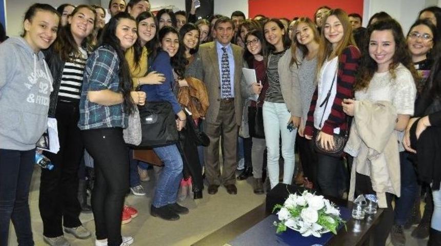 Prof. Dr. &Uuml;st&uuml;n D&ouml;kmen, İzmir &Uuml;niversitesi &Ouml;ğrencileriyle Buluştu