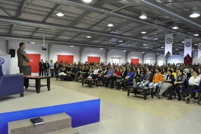 Prof. Dr. &Uuml;st&uuml;n D&ouml;kmen, İzmir &Uuml;niversitesi &Ouml;ğrencileriyle Buluştu 2