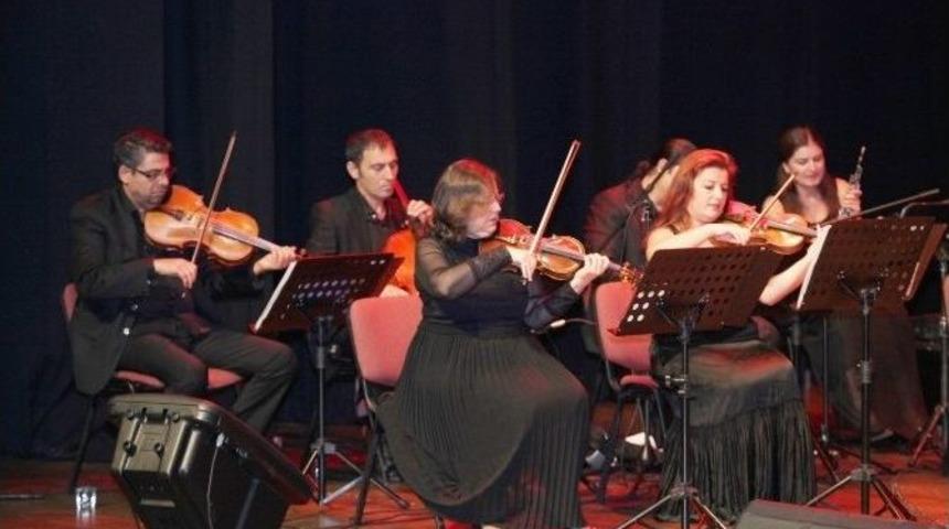 Modern Folk M&uuml;zik Topluluğundan M&uuml;zikal Ziyafet