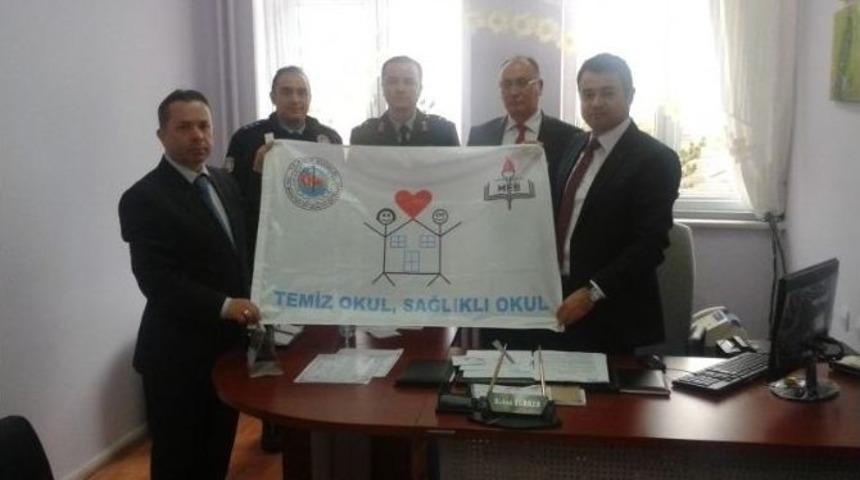 Şehit Mustafa Akbaş İlkokulu&rsquo;na Beyaz Bayrak