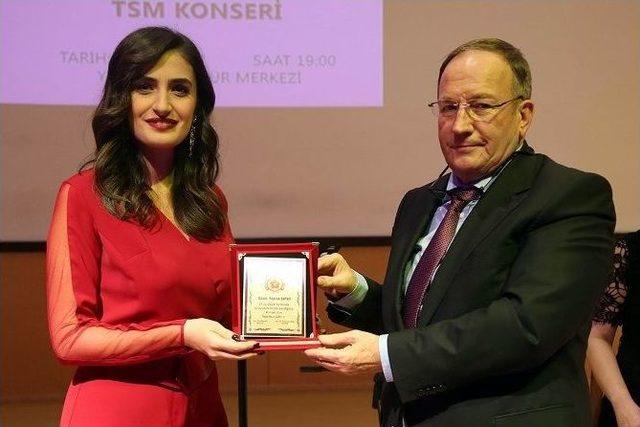 Cumhuriyet Üniversitesi’nde Sanatçı Yaprak Sayar Konser Verdi