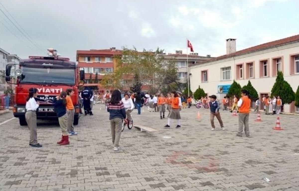 Ayvalıklı &Ouml;ğrencilere Bisiklet Ehliyeti Dağıtıldı