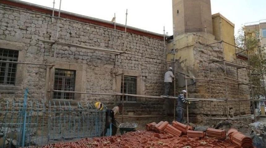 Emir Sultan Mescidi Ve T&uuml;rbesi İle Şeyh İbrahim Tennuri Camiisinde Restorasyon &Ccedil;alışması