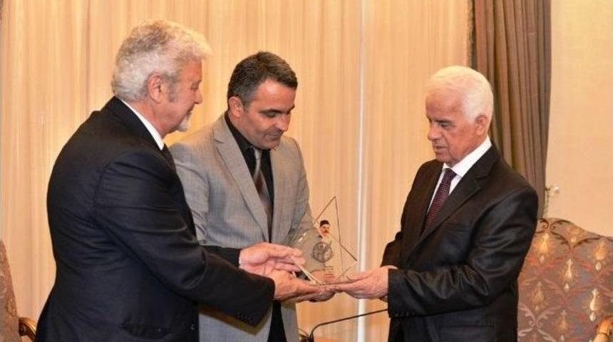 Gaspıralı &Ouml;d&uuml;l&uuml; Eroğlu&rsquo;na Takdim Edildi