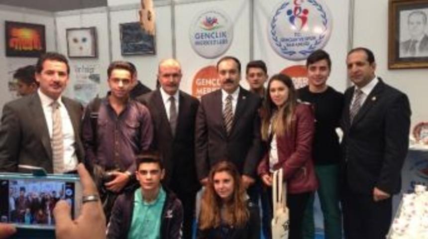 Ak Partili Vekillerden Gen&ccedil;lik Merkezi Standına Ziyaret