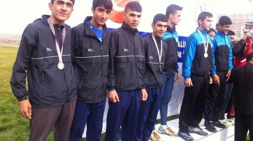 Kayapınar Atletizmde Madalyalarla D&ouml;nd&uuml;
