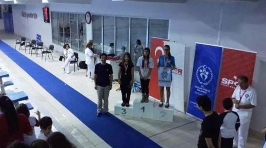 S&uuml;leymanpaşa Belediyesi Y&uuml;zme Takımından 4 Altın Madalya
