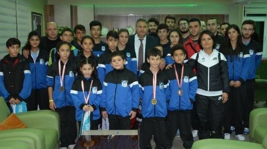 Yunusemre Belediyespor Başarıya Doymuyor
