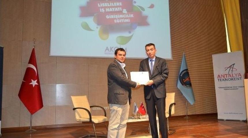 A&uuml;&rsquo;den Lise &Ouml;ğrencilerine Girişimcilik Eğitimi