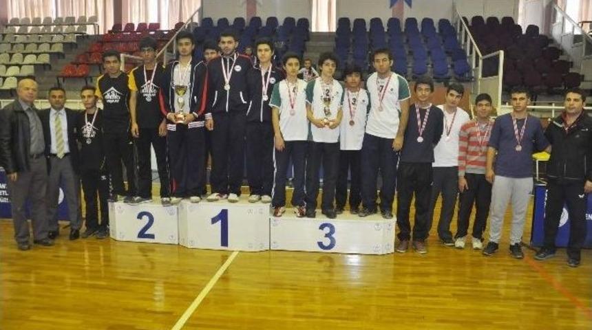 Gen&ccedil;ler Masa Tenisi&rsquo;nde Kıyasıya M&uuml;cadele
