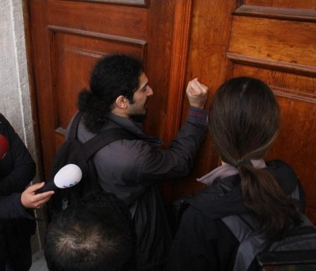 &lsquo;kırmızılı Kadın&rsquo;a A&ccedil;ılan E-posta Soruşturması Protesto Edildi