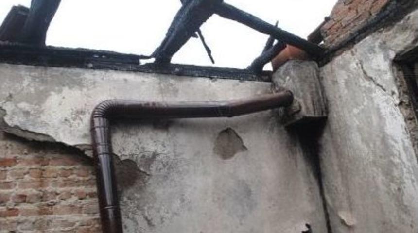 Yangın &Ccedil;ıkan Ev Kullanılamaz Hale Geldi