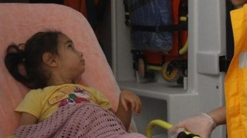 &Uuml;zerine Kaynar Su D&ouml;k&uuml;len Minik Kız Yaralandı