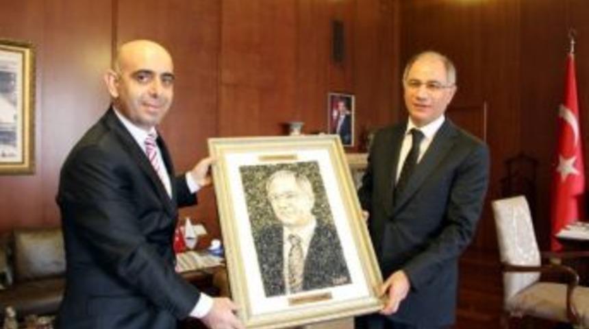 Bakan Ala&rsquo;nın &Ccedil;akıl Taşlarıyla Portre Resmi Yapıldı