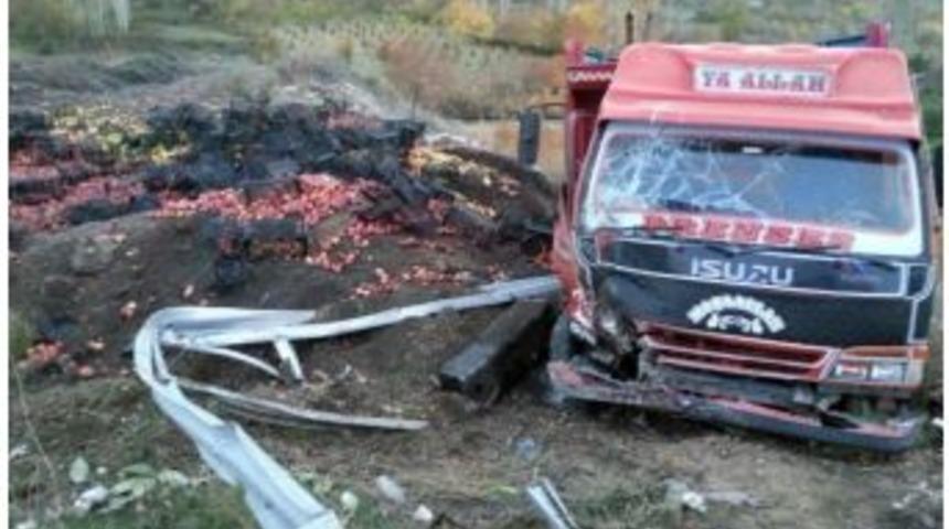 Meyve Y&uuml;kl&uuml; Kamyon Devrildi: 2 Yaralı