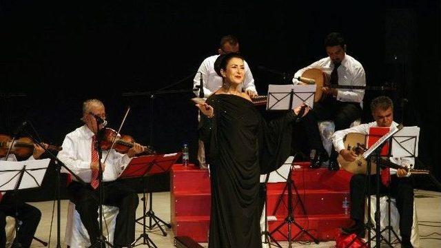 Türk Sanat Müziği’nin Ünlü Sesi Melihat Gülses, Kilis’te Konser Verdi
