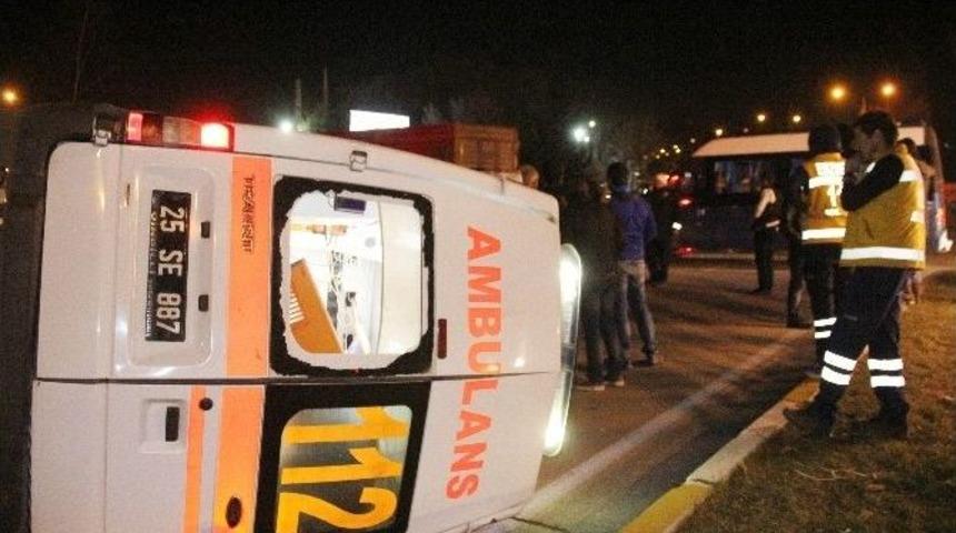 Ambulansla Minib&uuml;s &Ccedil;arpıştı: 5 Yaralı