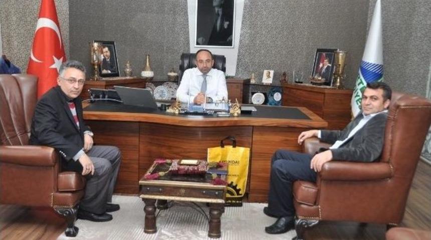 Başkan &Uuml;z&uuml;lmez, Ziyaret&ccedil;ilerini Ağırladı