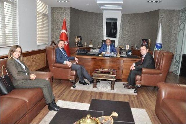 Başkan &Uuml;z&uuml;lmez, Ziyaret&ccedil;ilerini Ağırladı 1