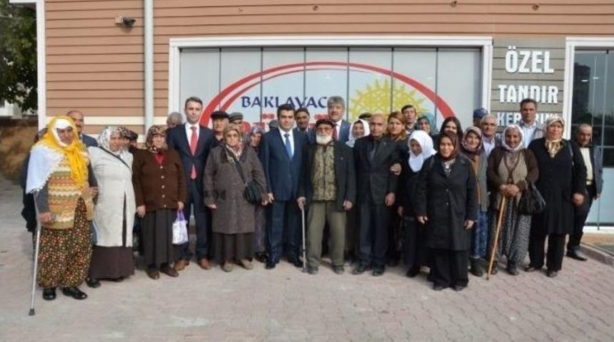 Vali D&uuml;zg&uuml;n &rsquo;bize Bir Merhaba&rsquo; Projesinde Yaşlılarla Buluştu