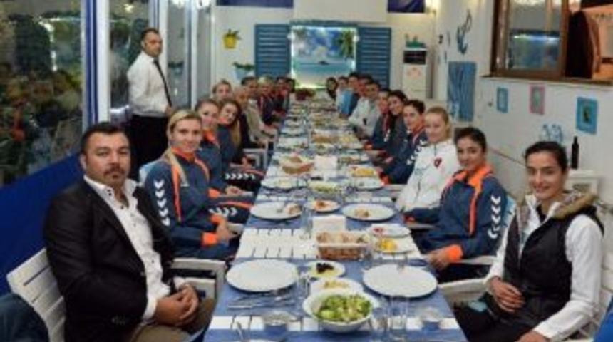 Başkan Uysal&rsquo;dan Meleklere Moral Yemeği
