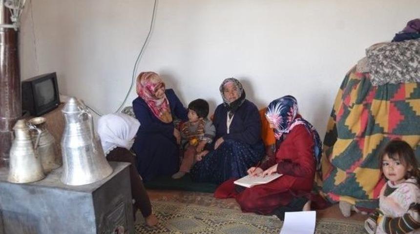 &Ouml;zalp Kaymakamlığı Aile K&uuml;lt&uuml;r Merkezi &Ccedil;alışanları Ev Ziyaretlerine Devam Ediyor