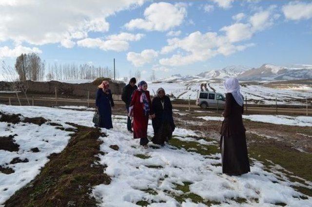 &Ouml;zalp Kaymakamlığı Aile K&uuml;lt&uuml;r Merkezi &Ccedil;alışanları Ev Ziyaretlerine Devam Ediyor 1