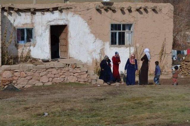 &Ouml;zalp Kaymakamlığı Aile K&uuml;lt&uuml;r Merkezi &Ccedil;alışanları Ev Ziyaretlerine Devam Ediyor 3