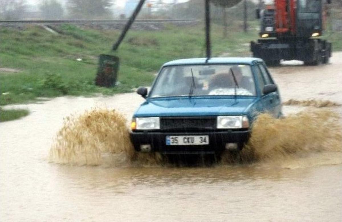Aydın&rsquo;da Yağış Sokakları G&ouml;le &Ccedil;evirdi