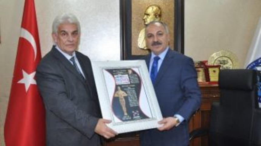 Esob Başkanı Din&ccedil;er&rsquo;e &rsquo;yılın Esnaf Ocarı&rsquo; &Ouml;d&uuml;l&uuml;