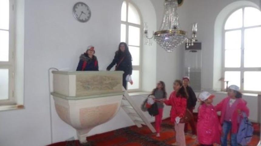 &Ccedil;ocuklar Tarihi Camileri Gezdi