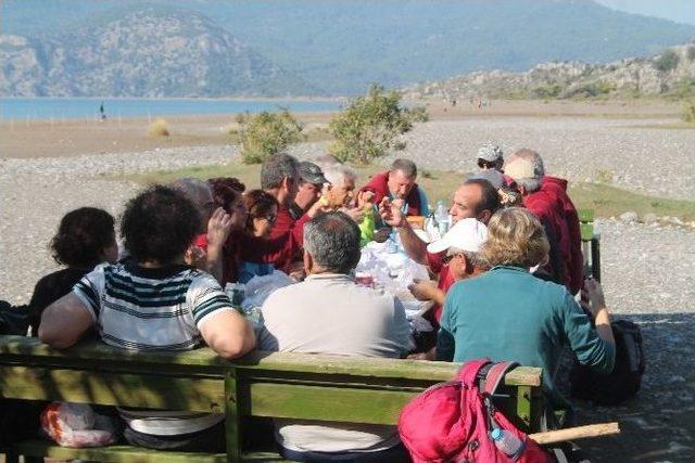 Hollanda’dan Kaçıp Dalyan’da Denize Girdiler