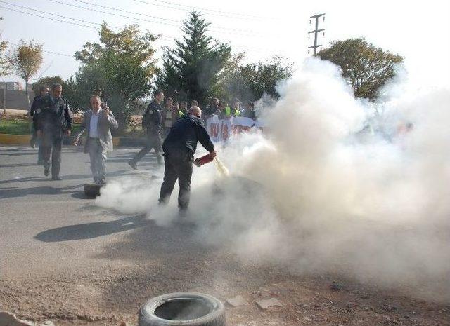 İşçiler Yolu Kapatıp Ateş Yaktı