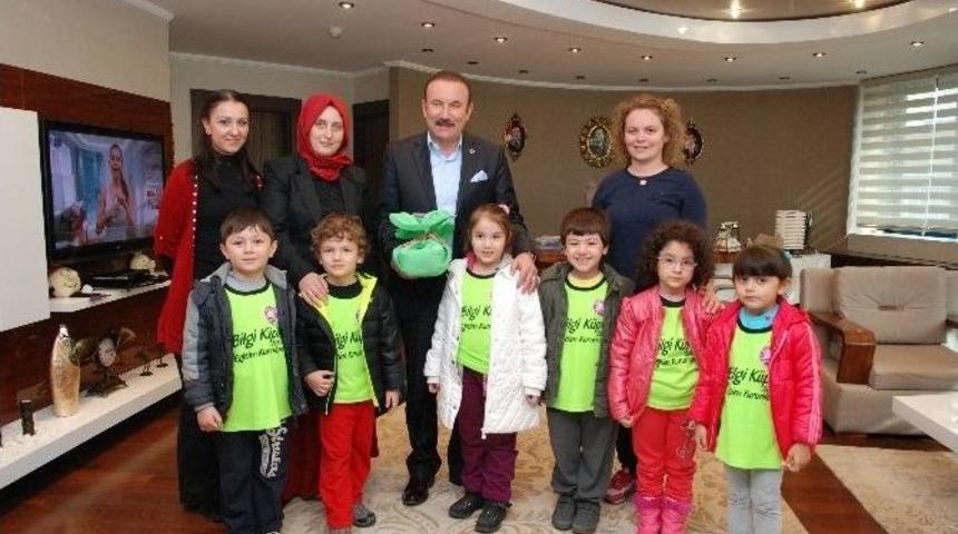 Minik &Ouml;ğrenciler, Başkan Doğan&rsquo;a Aşure Getirdiler