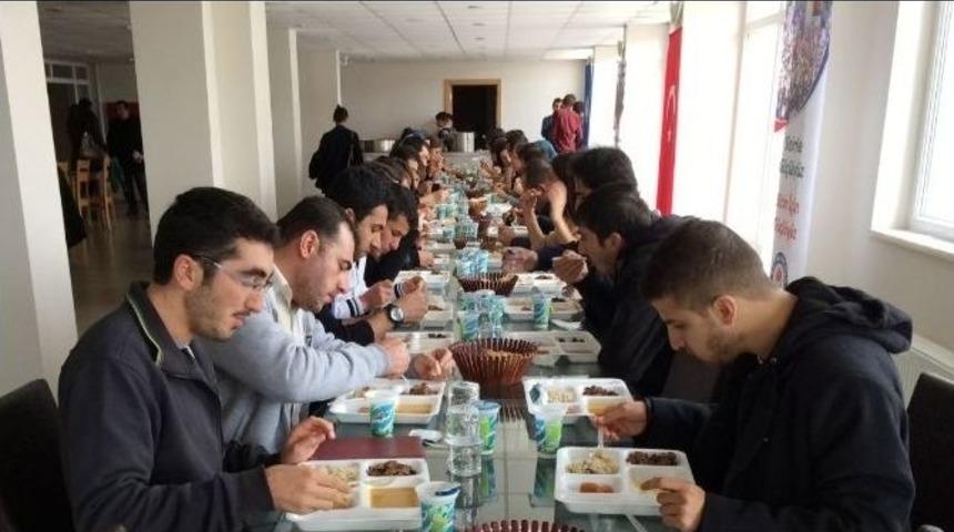 G&ouml;reve Başlayan &Ouml;ğretmenler Yemekte Buluştu