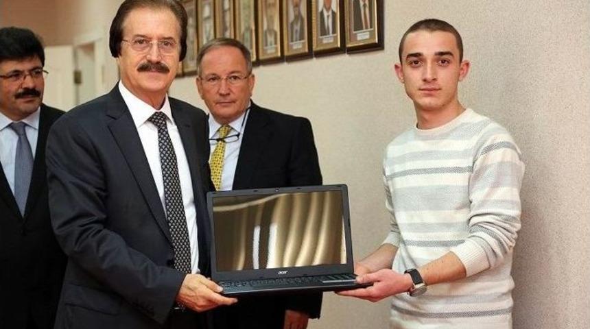 Cumhuriyet &Uuml;niversitesi Vakfı &Ouml;ğrencileri &Ouml;d&uuml;llendirdi