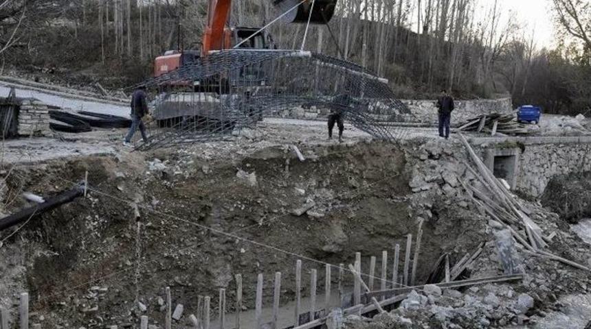 G&uuml;r&uuml;n&rsquo;de Selde Hasar G&ouml;ren K&ouml;pr&uuml;n&uuml;n Yenisi Yapılıyor