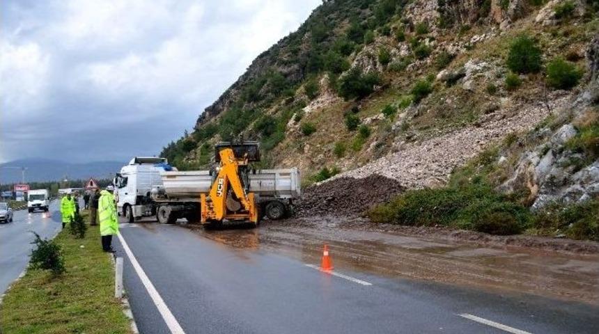 S&ouml;ke&rsquo;de Aşırı Yağış Yol Kapattı