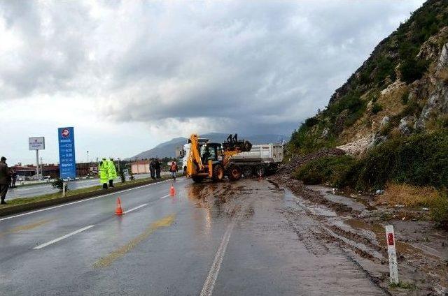 S&ouml;ke&rsquo;de Aşırı Yağış Yol Kapattı 3