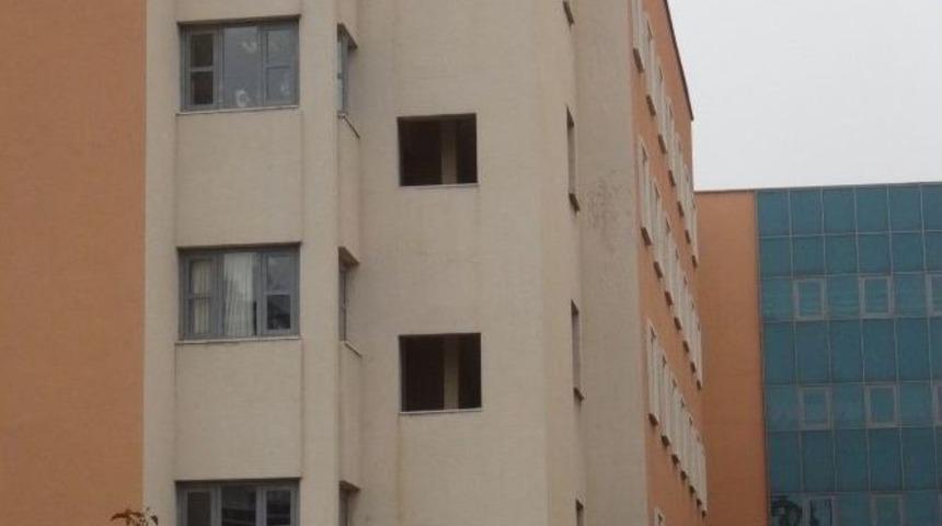 Babaannesine Kızdı Hastanenin 3. Katından Atladı