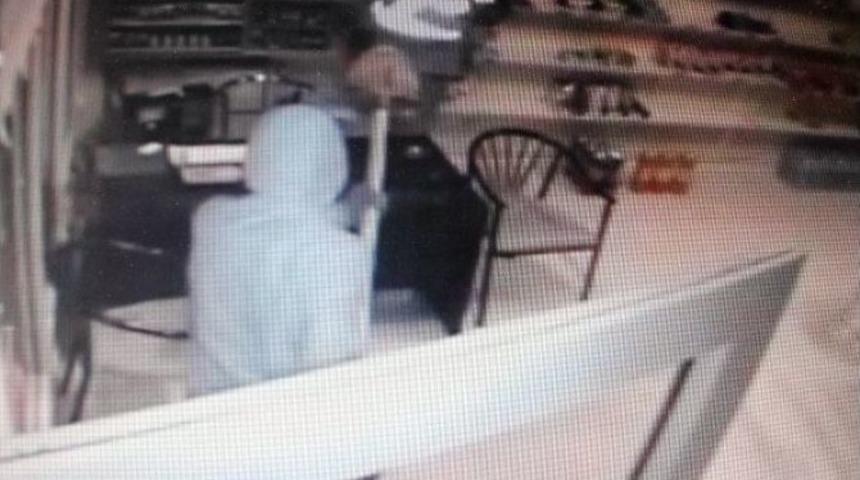 Yakıt İstasyonunda K&uuml;rekli Gasp Kamerada