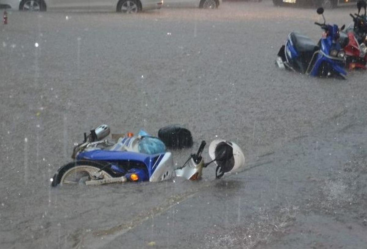 Fethiye&rsquo;de Sel Ara&ccedil;ları S&uuml;r&uuml;kledi