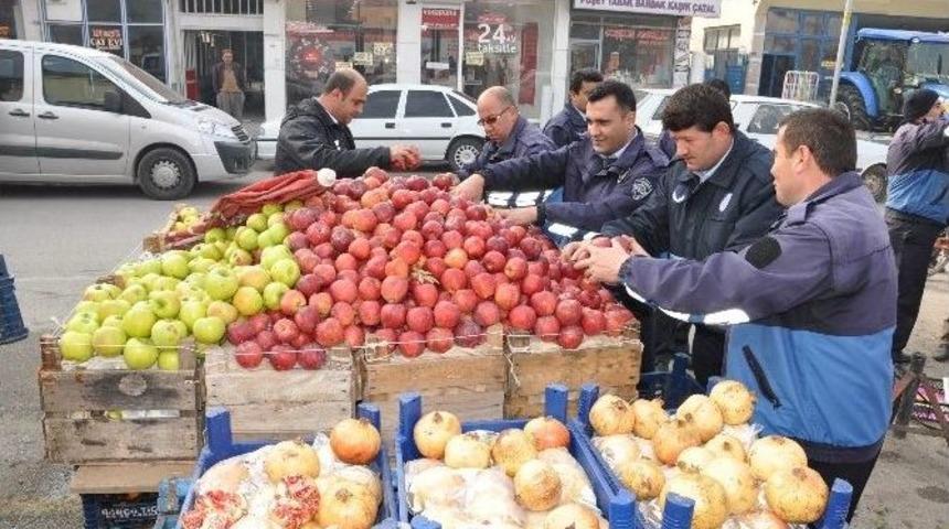 Elbistan&rsquo;da Zabıta, Seyyar Satıcıları Caddeden Kaldırdı