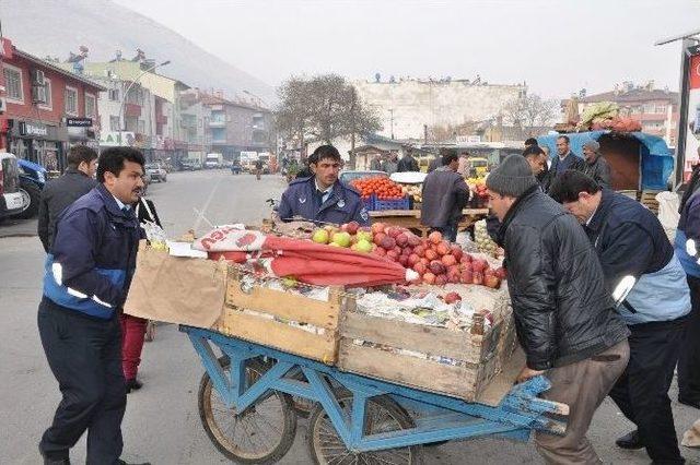 Elbistan’da Zabıta, Seyyar Satıcıları Caddeden Kaldırdı